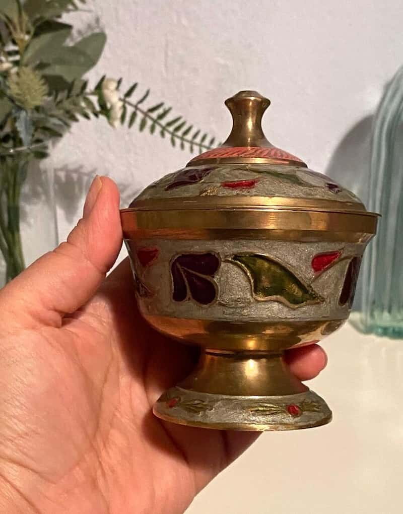 قندان مسی پایه‌دار با پایه تزئینی و بدنه نقش‌دار